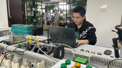 連摘三金！長寧代表隊在上海市第一屆職業(yè)技能大賽網(wǎng)絡(luò)技術(shù)開發(fā)項目中表現(xiàn)搶眼